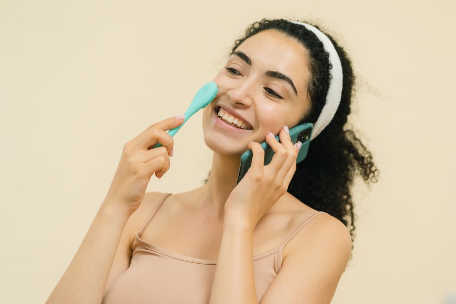 Microcurrent facial toning device used along the jawline
