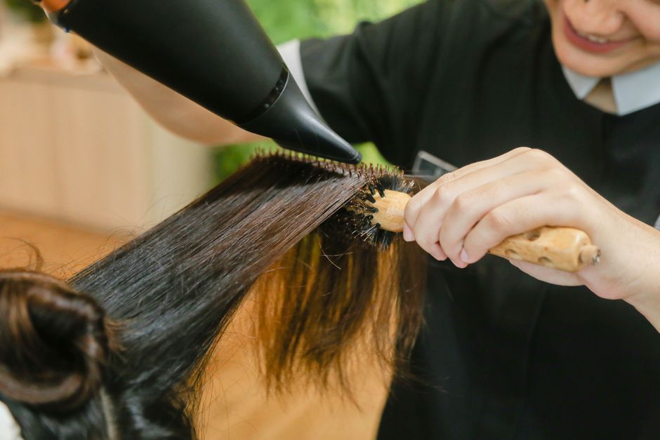 Multi-styler air styling tool creating a blow-dry finish